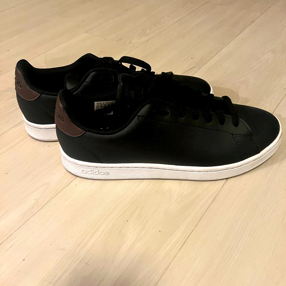 Men’s Adidas leisure tennis’s shoe size 7 1/2.